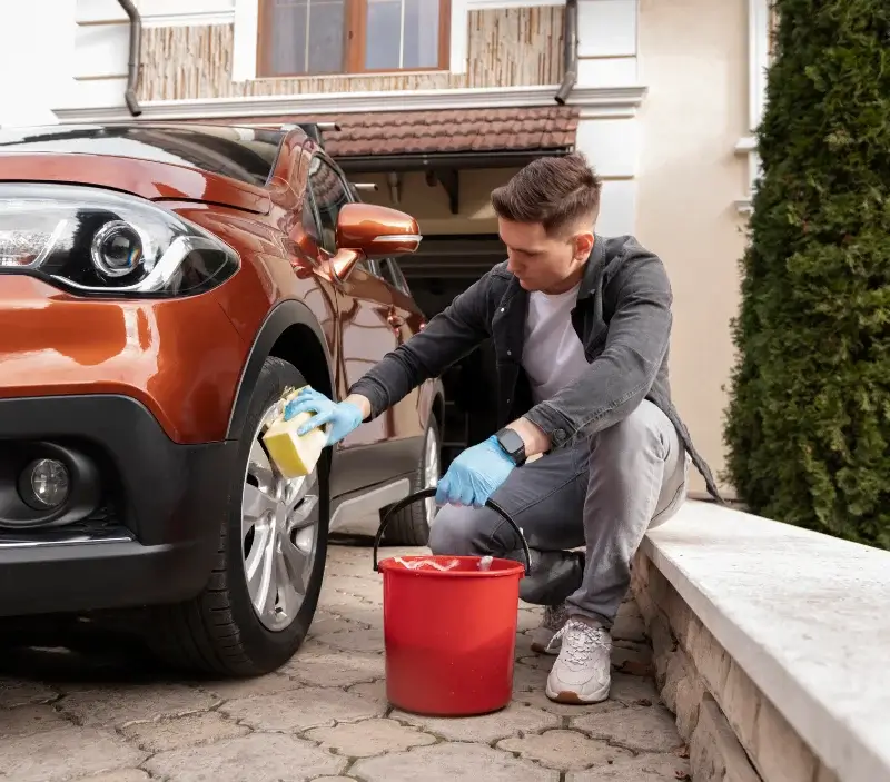 Lavage auto à domicile Saint-Senier-sous-Avranches : professionnel intervenant sur un véhicule